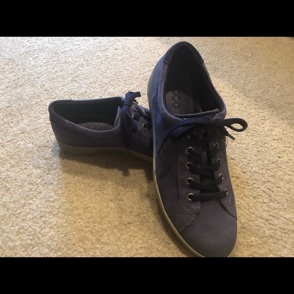 Shoes - Picture 3 of 4